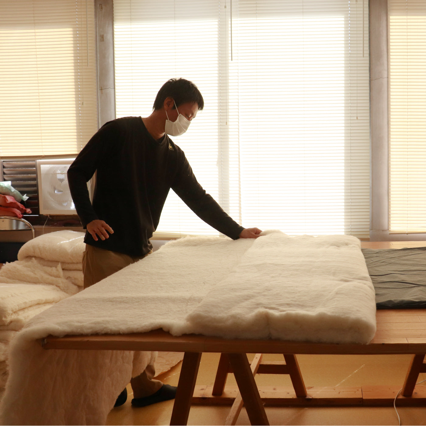 To make futon, we use many layers of cotton filling, piling layer after layer to the center of the futon repeatedly. It is because this part needs to bear the weight of the users. Our craftsmen are always thinking about users' comfort in their mind.