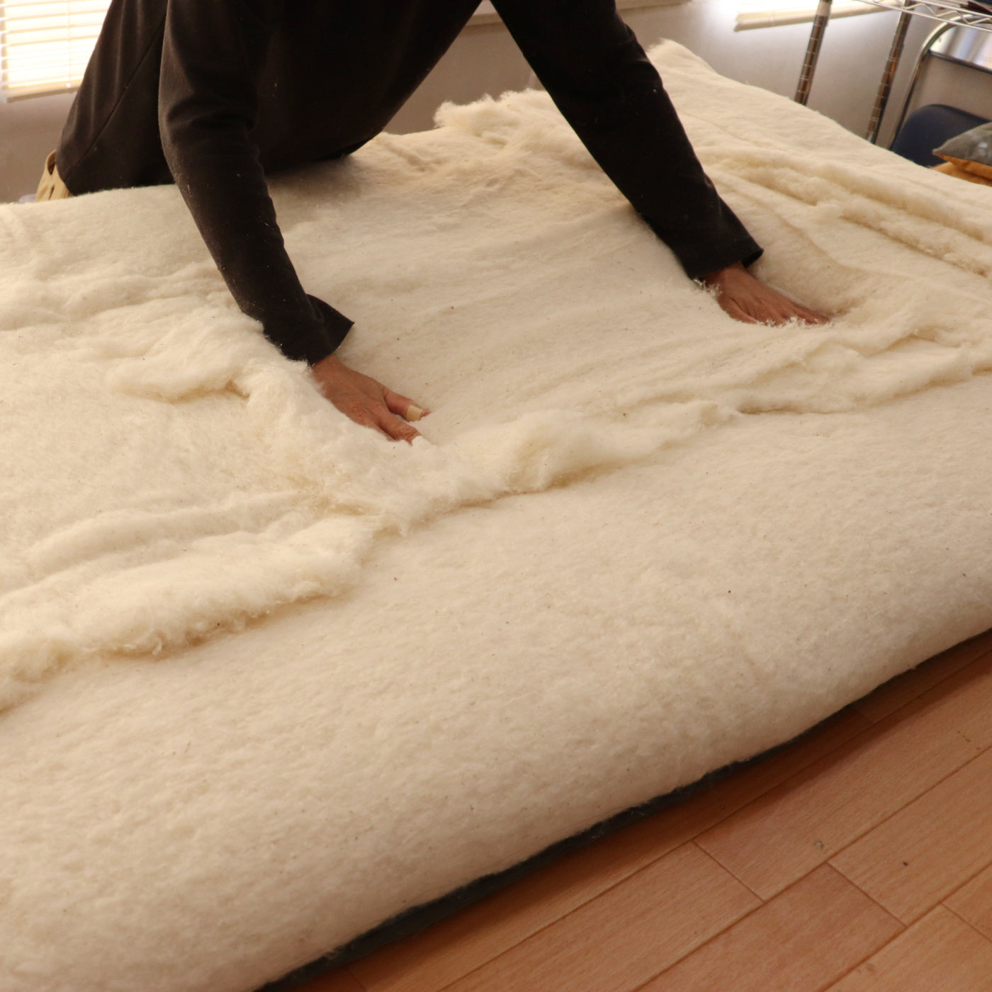 To make futon, we use many layers of cotton filling, piling layer after layer to the center of the futon repeatedly. It is because this part needs to bear the weight of the users. Our craftsmen are always thinking about users' comfort in their mind.