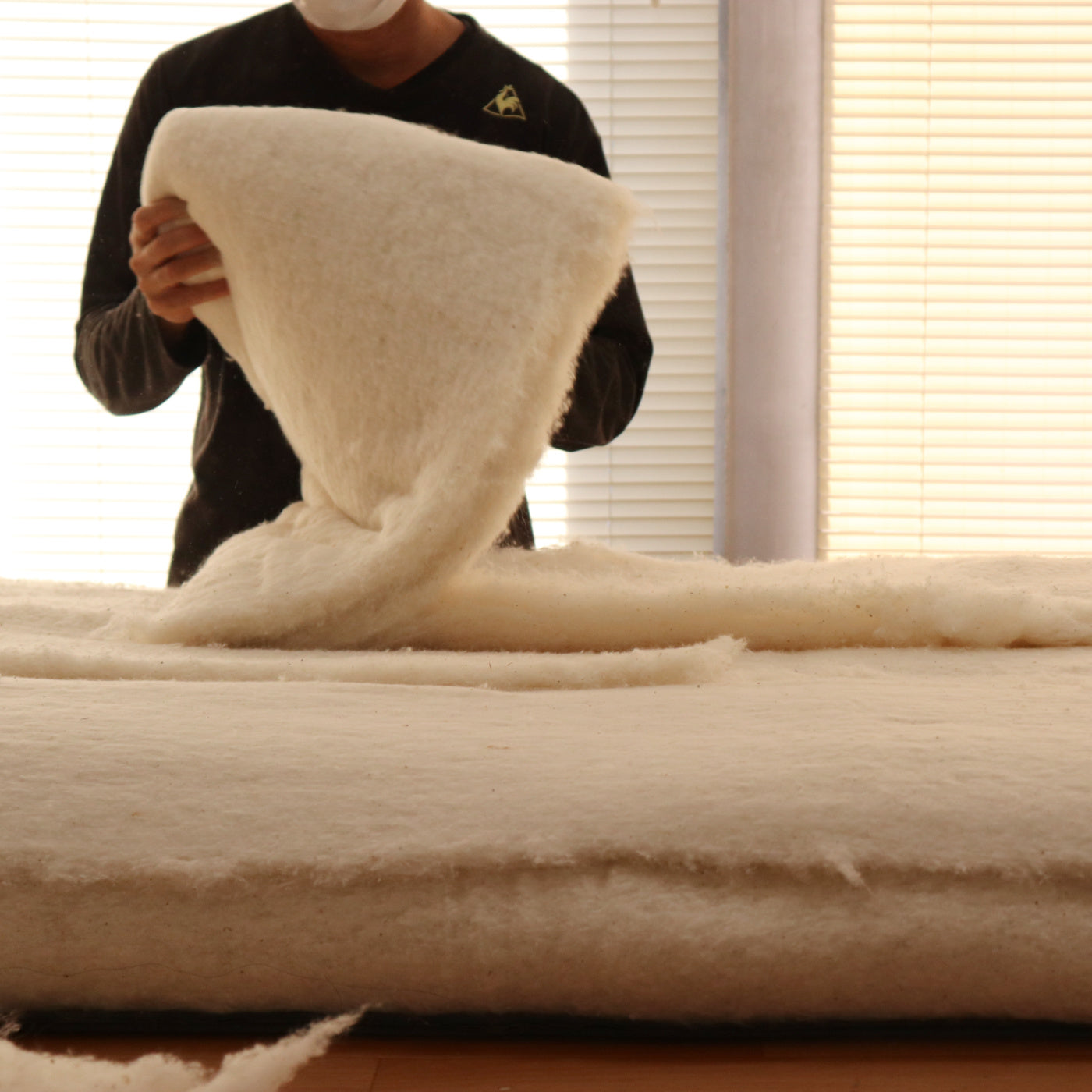 To make futon, we use many layers of cotton filling, piling layer after layer to the center of the futon repeatedly. It is because this part needs to bear the weight of the users. Our craftsmen are always thinking about users' comfort in their mind.