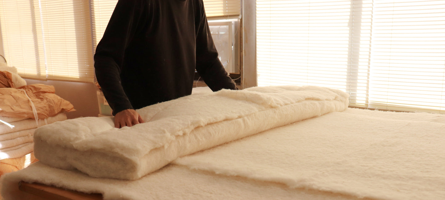 To make futon, we use many layers of cotton filling, piling layer after layer to the center of the futon repeatedly. It is because this part needs to bear the weight of the users. Our craftsmen are always thinking about users' comfort in their mind and al