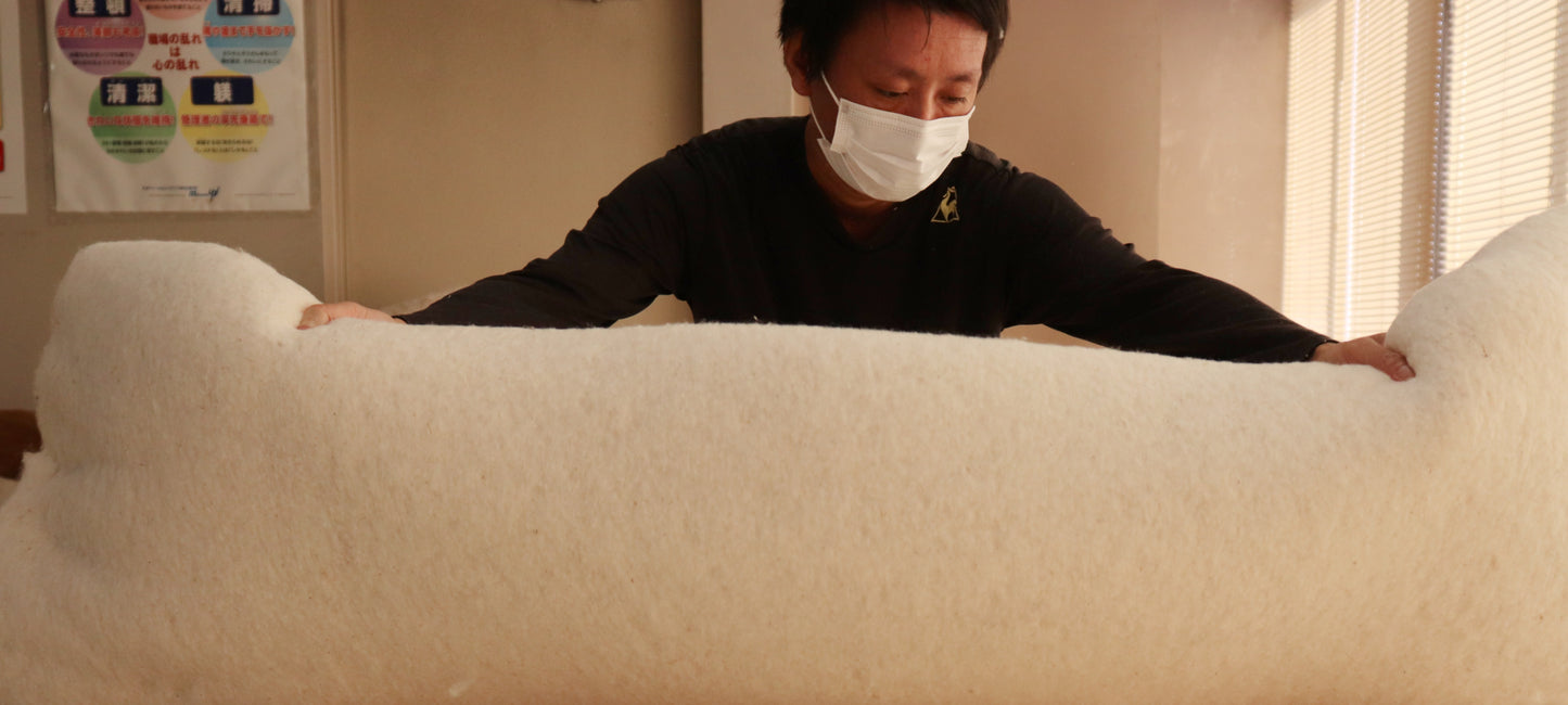 To make futon, we use many layers of cotton filling, piling layer after layer to the center of the futon repeatedly. It is because this part needs to bear the weight of the users. Our craftsmen are always thinking about users' comfort in their mind and al