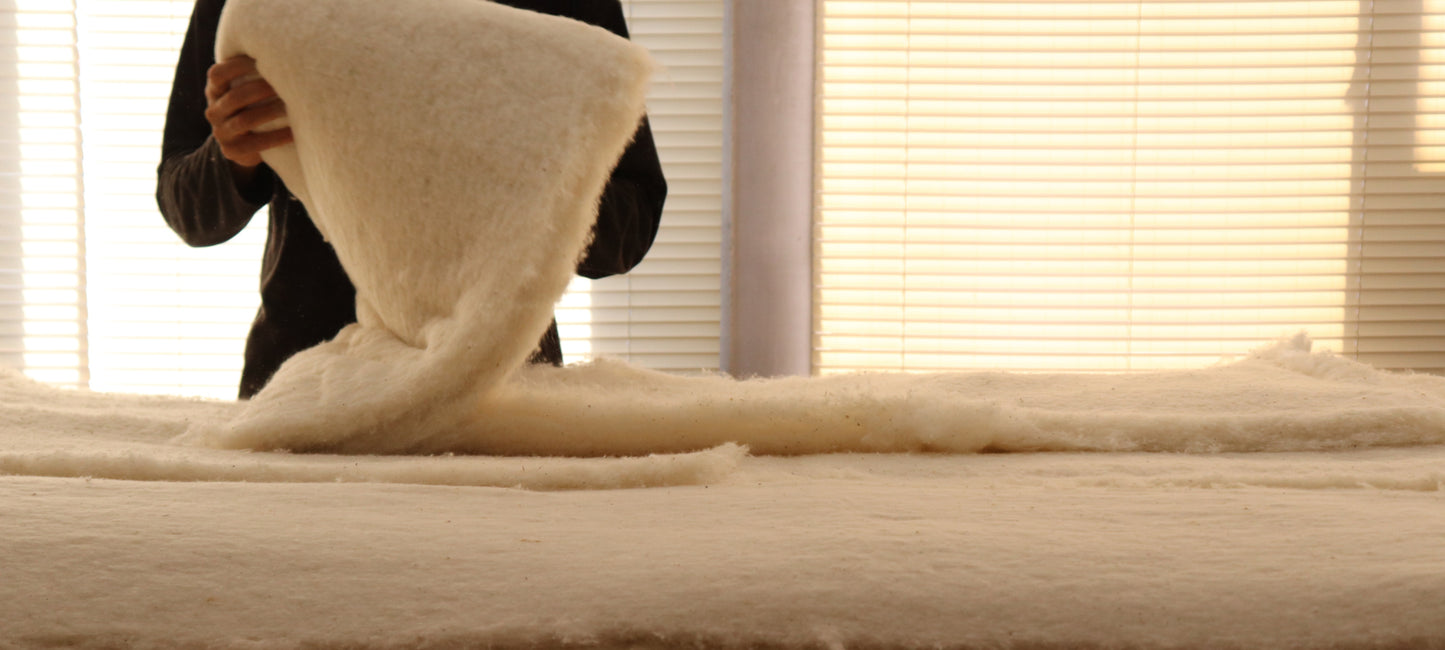 To make futon, we use many layers of cotton filling, piling layer after layer to the center of the futon repeatedly. It is because this part needs to bear the weight of the users. Our craftsmen are always thinking about users' comfort in their mind and al