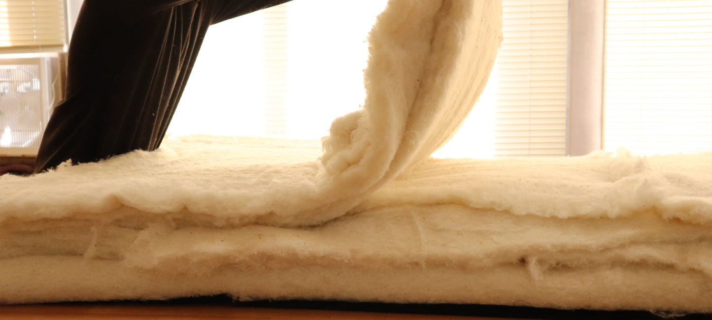 To make futon, we use many layers of cotton filling, piling layer after layer to the center of the futon repeatedly. It is because this part needs to bear the weight of the users. Our craftsmen are always thinking about users' comfort in their mind and al