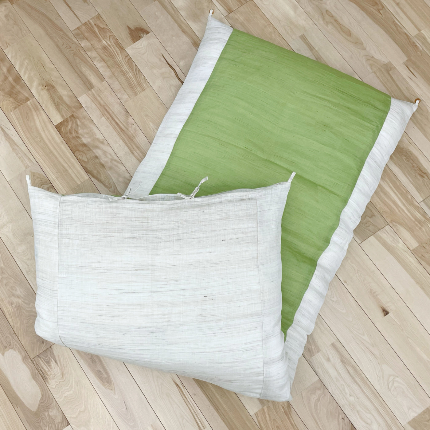 The name Gorone is a combination of two Japanese words: goron (ごろ) and ne (寝). Goron means to flop down and to make yourself comfortable, while ne means to sleep. Linen is good for summer and make you feel cool and refreshing.