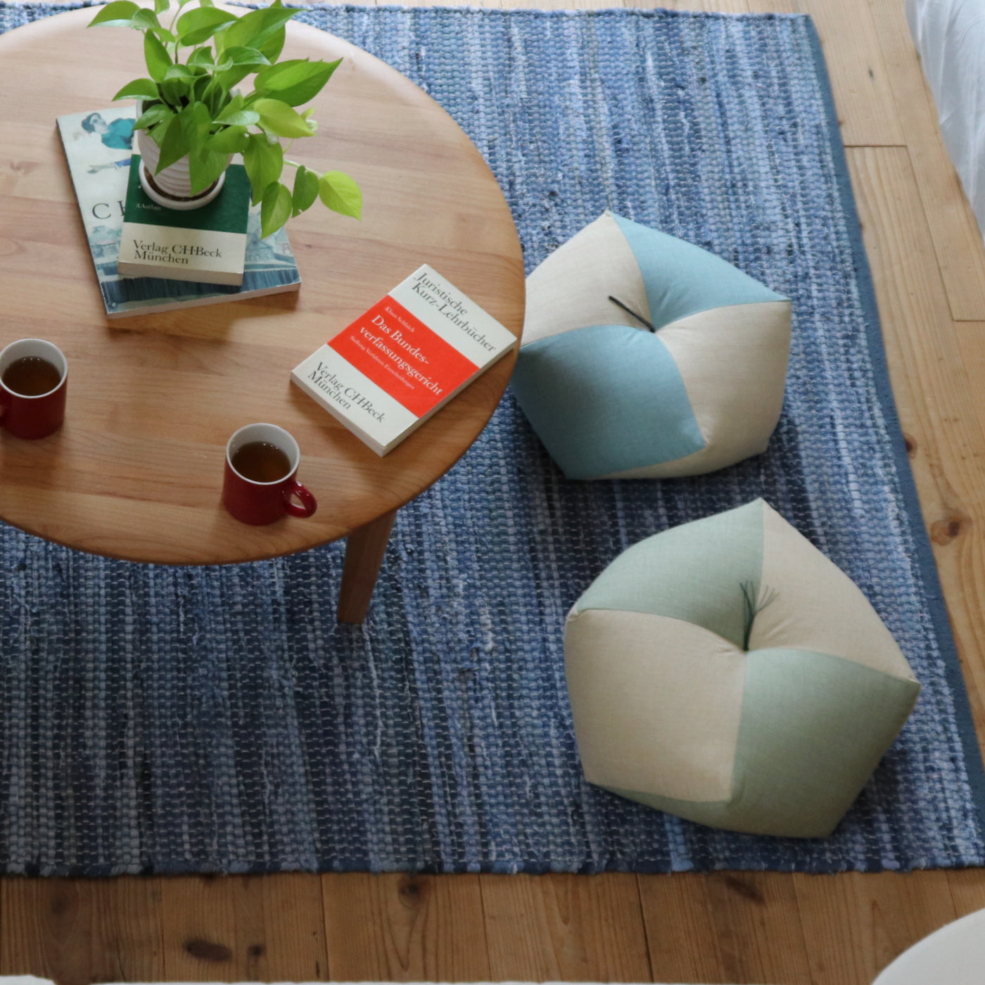The Ojami cushion is an original cushion developed by Takaokaya over the last decade. The unique shape is inspired by the ancient Japanese beanbag toy called otedama, or ojami in the Kyoto dialect. Handcrafted by our skilled Kyoto craftsman, Ojami cushions come in a variety of colors, fabrics, and sizes to suit your preference and lifestyle.