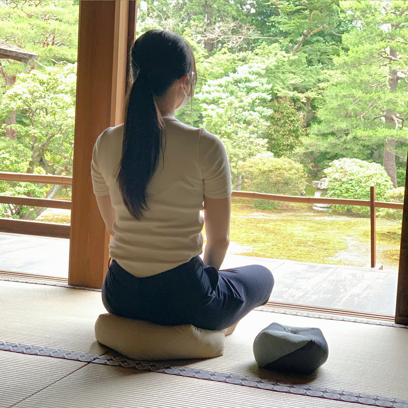 The Ojami cushion is an original cushion developed by Takaokaya over the last decade. The unique shape is inspired by the ancient Japanese beanbag toy called otedama, or ojami in the Kyoto dialect. Handcrafted by our skilled Kyoto craftsman, Ojami cushions come in a variety of colors, fabrics, and sizes to suit your preference and lifestyle.