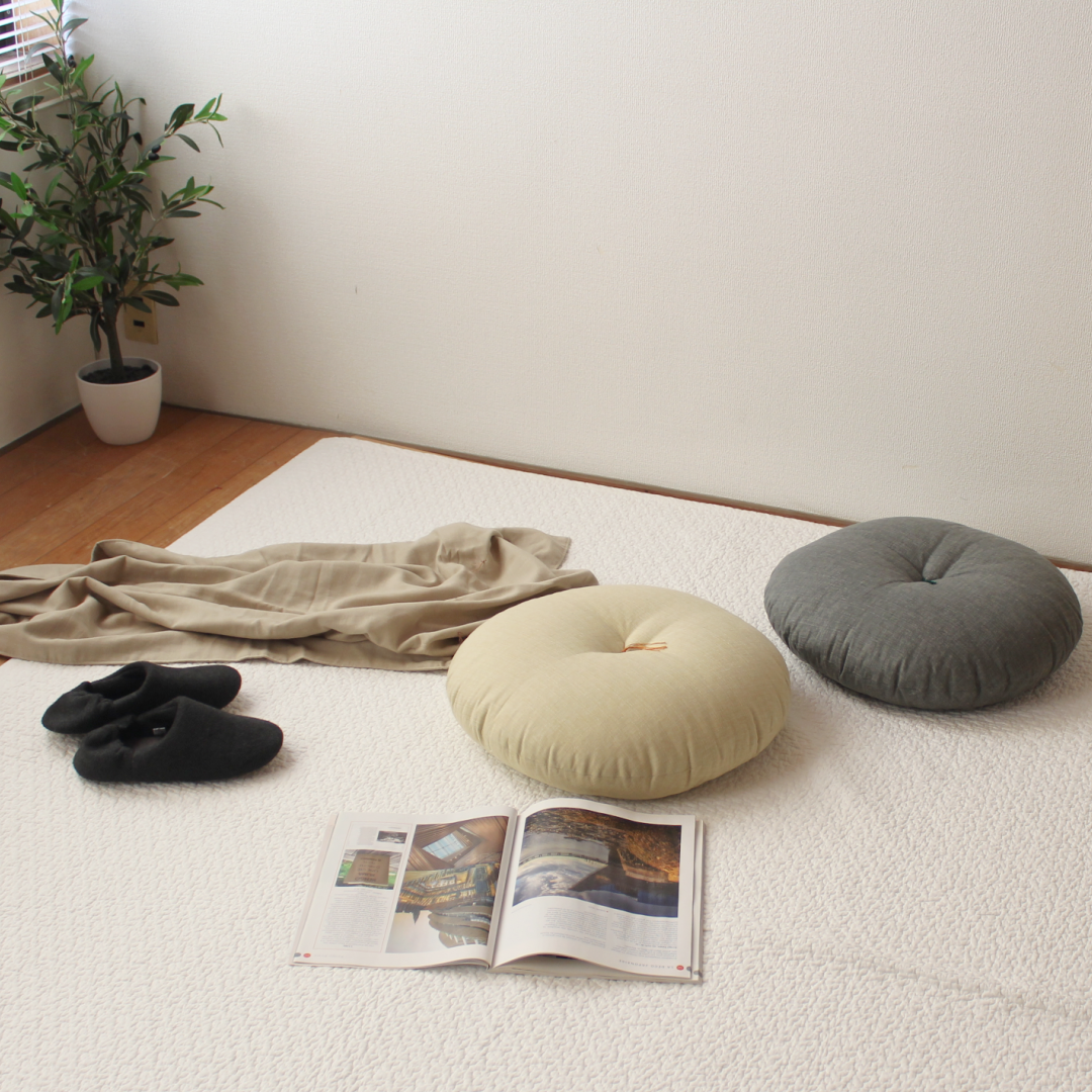 Load image into Gallery viewer, Round Zabuton Cushion - Takaokaya,  zabuton, futon, cushion, made in Kyoto
