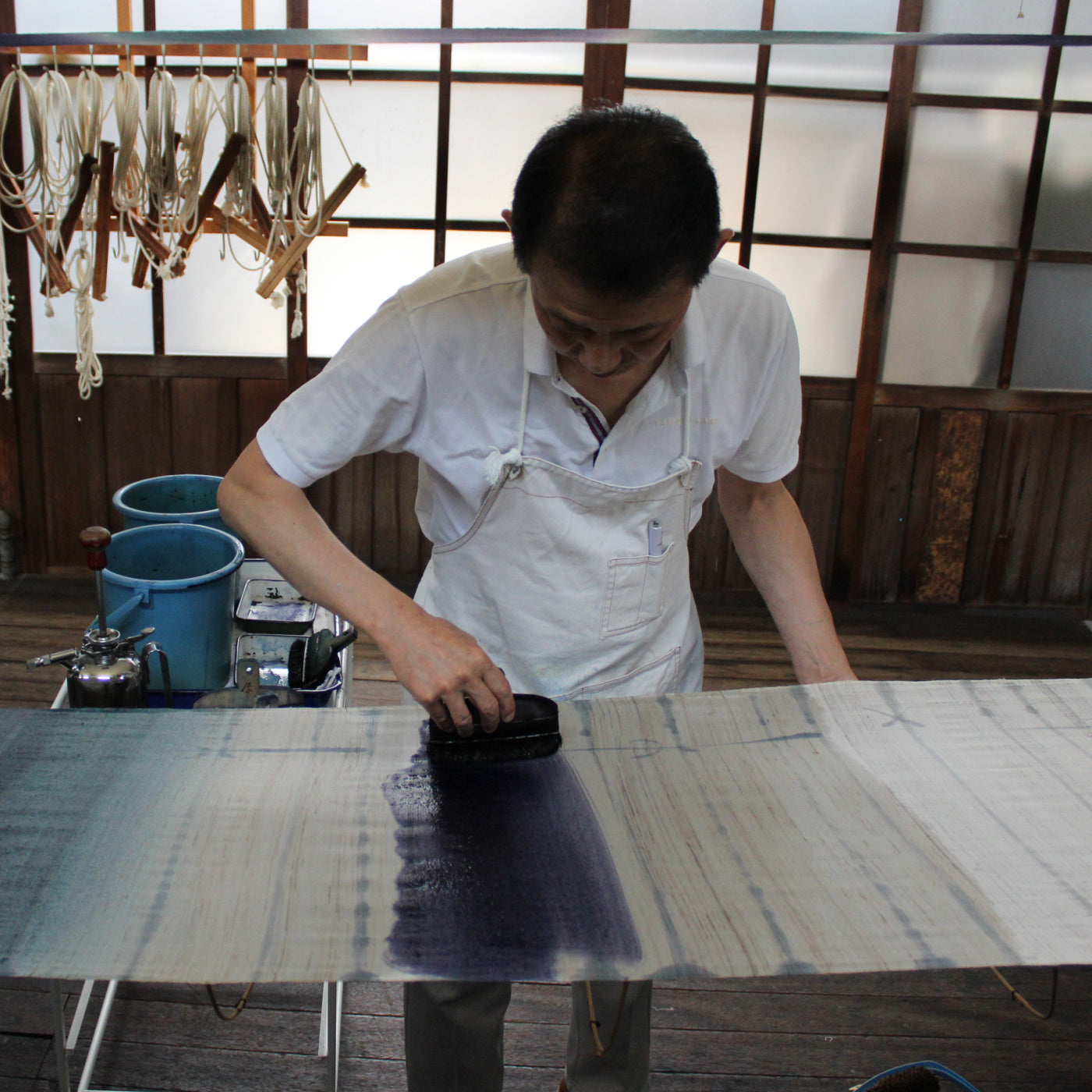 “Hikizome” or brush dyeing is a method of using a brush to dye textiles evenly or blurred without soaking in a dye solution. Whenever we visit craftman, we are always impressed by their traditional skills and wonderful work.