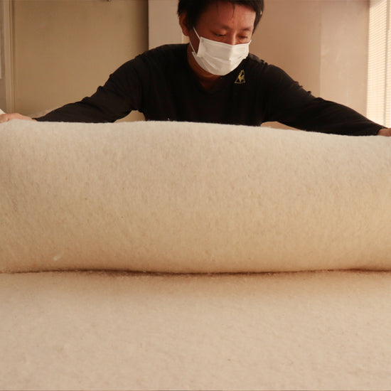 To make futon, we use many layers of cotton filling, piling layer after layer to the center of the futon repeatedly. It is because this part needs to bear the weight of the users. Our craftsmen are always thinking about users' comfort in their mind.