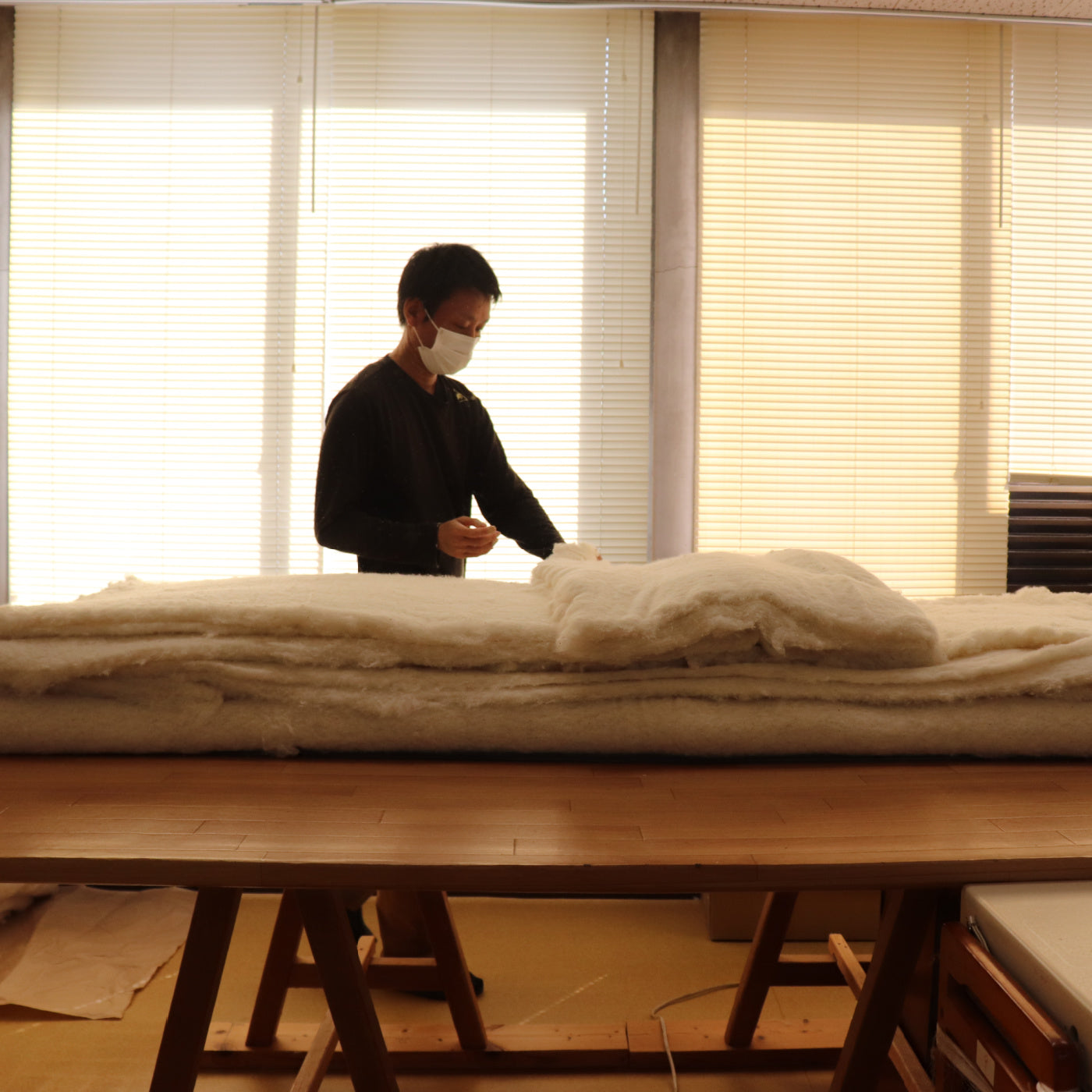 To make futon, we use many layers of cotton filling, piling layer after layer to the center of the futon repeatedly. It is because this part needs to bear the weight of the users. Our craftsmen are always thinking about users' comfort in their mind.