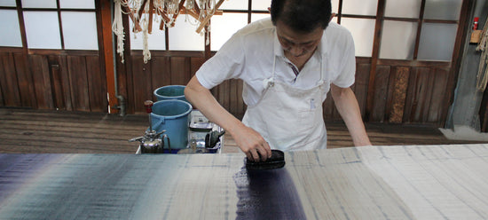 “Hikizome” or brush dyeing is a method of using a brush to dye textiles evenly or blurred without soaking in a dye solution. Whenever we visit craftman, we are always impressed by their traditional skills and wonderful work.