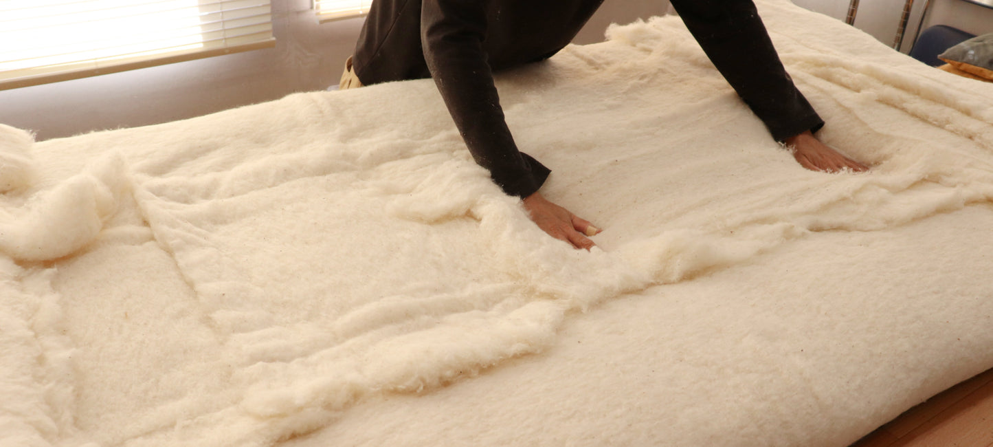 To make futon, we use many layers of cotton filling, piling layer after layer to the center of the futon repeatedly. It is because this part needs to bear the weight of the users. Our craftsmen are always thinking about users' comfort in their mind and al