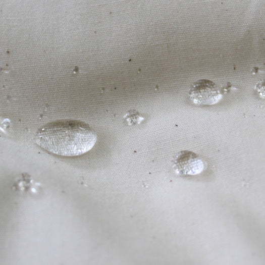 We added the water-repellent finish to the senbei cushion, so it is not easy that liquid goes into inside, and it is easier to clean daily by wiping it off quickly. Even if it gets dirty when babies spit up milk, the cover absorbs the liquid.