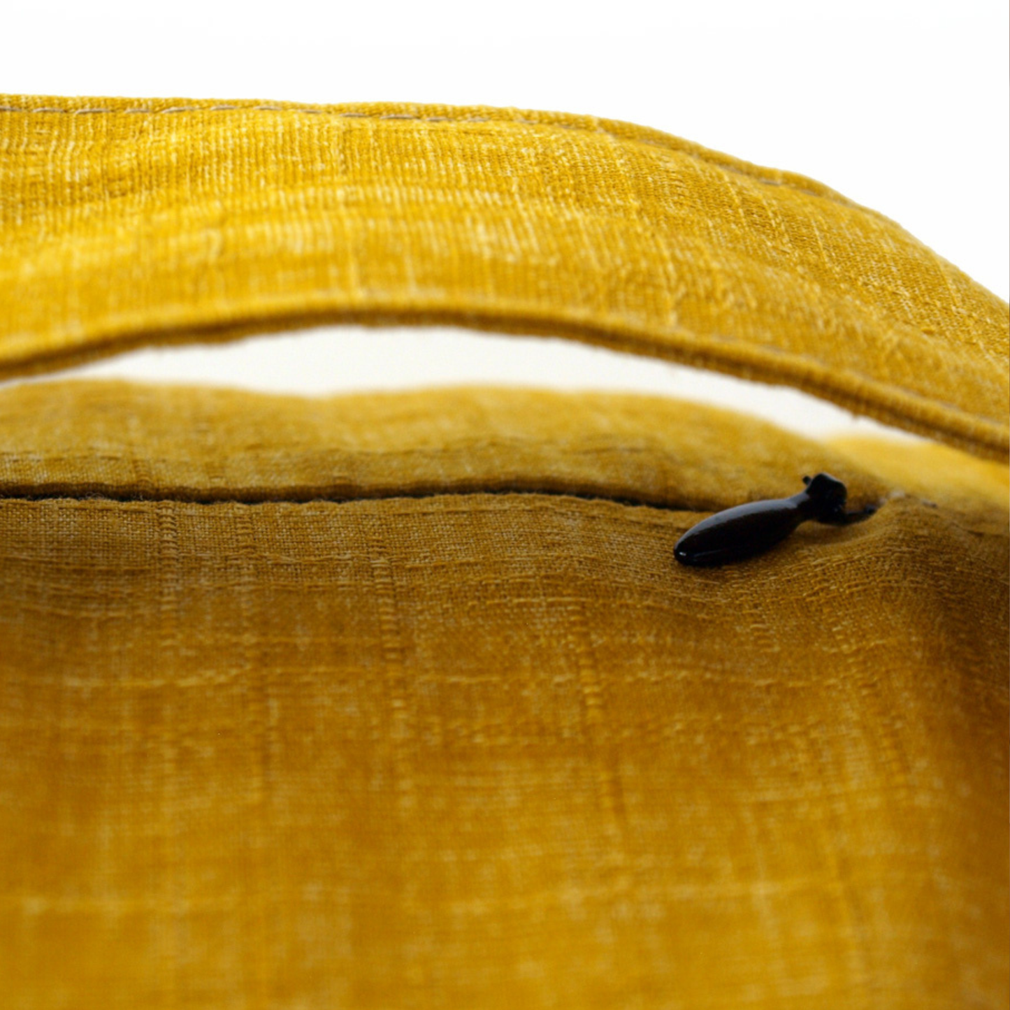 A concealed zipper underneath the handle
