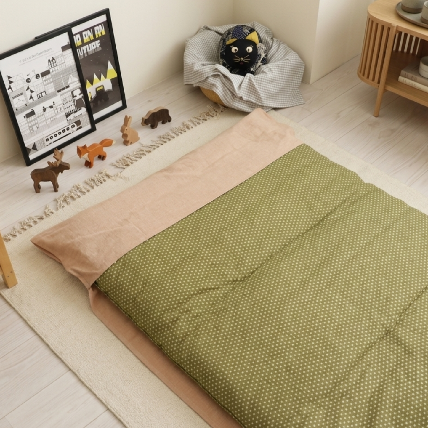 Fabric: Arare Green (Futon), Satozakura (Cover)