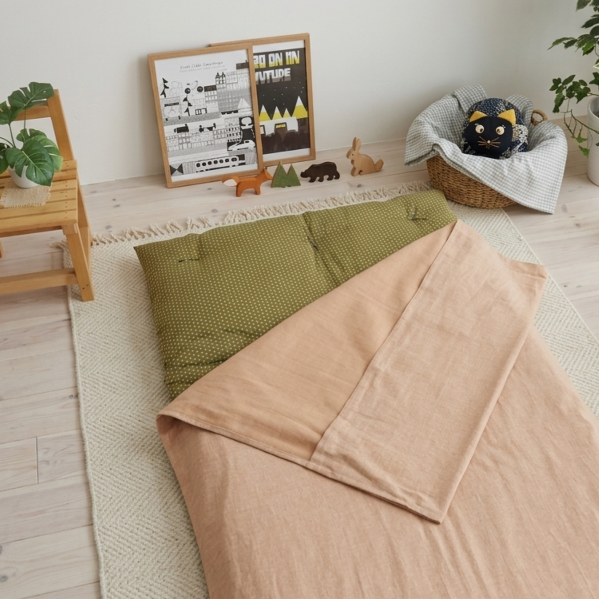 Fabric: Arare Green (Futon), Satozakura (Cover)
