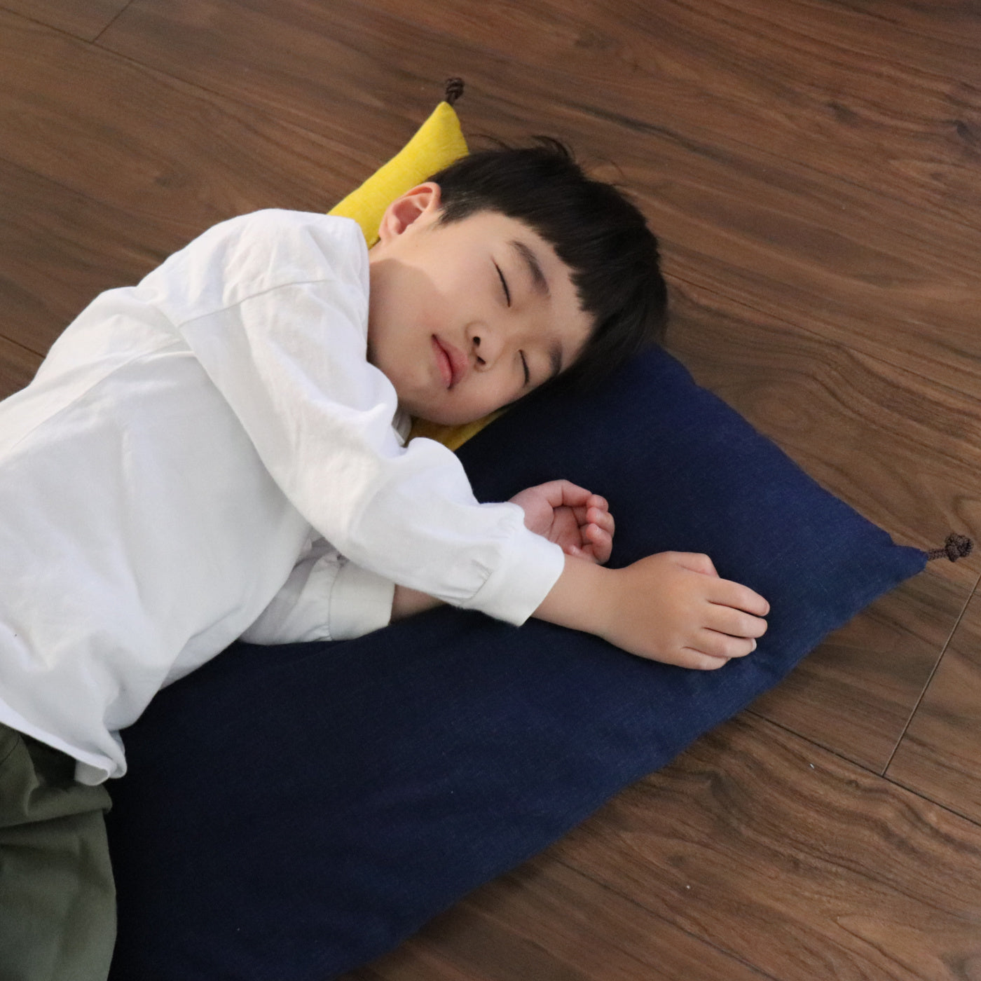 Load image into Gallery viewer, This is small nap futon for kids! The name Gorone is a combination of two Japanese words: goron (ごろ) and ne (寝). Goron means to flop down and to make yourself comfortable, while ne means to sleep.
