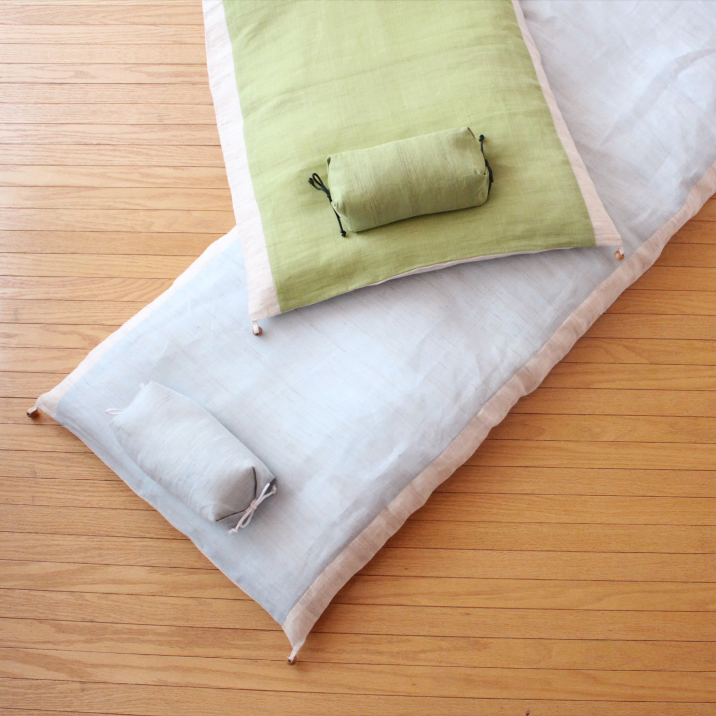 The name Gorone is a combination of two Japanese words: goron (ごろ) and ne (寝). Goron means to flop down and to make yourself comfortable, while ne means to sleep. Linen is good for summer and make you feel cool and refreshing.