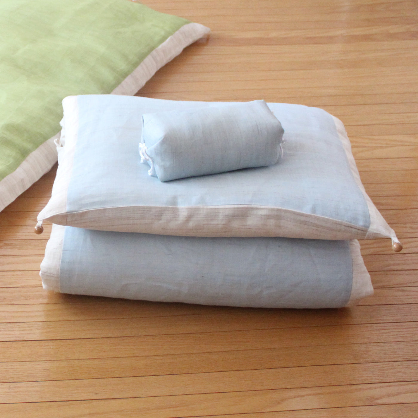 The name Gorone is a combination of two Japanese words: goron (ごろ) and ne (寝). Goron means to flop down and to make yourself comfortable, while ne means to sleep. Linen is good for summer and make you feel cool and refreshing.